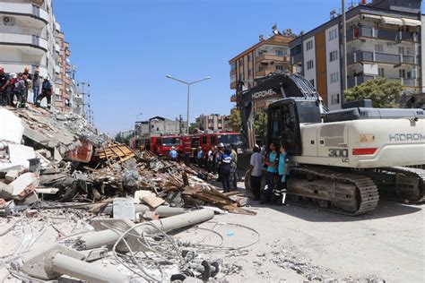 Gaziantep’te 6 katlı bina, yıkım esnasında çöktü